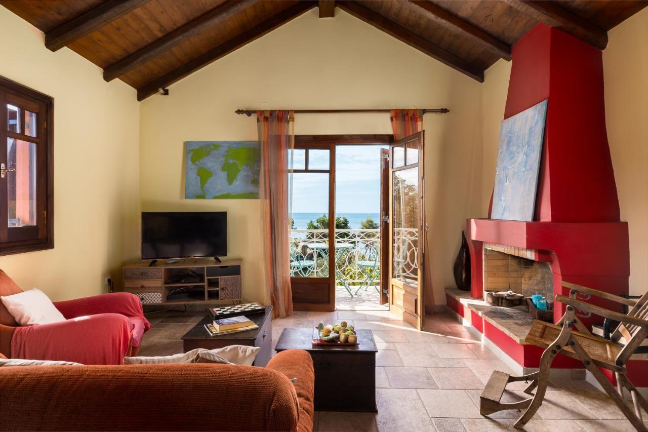 Beachfront Villa Meliti Ágios Matthaíos Exteriör bild