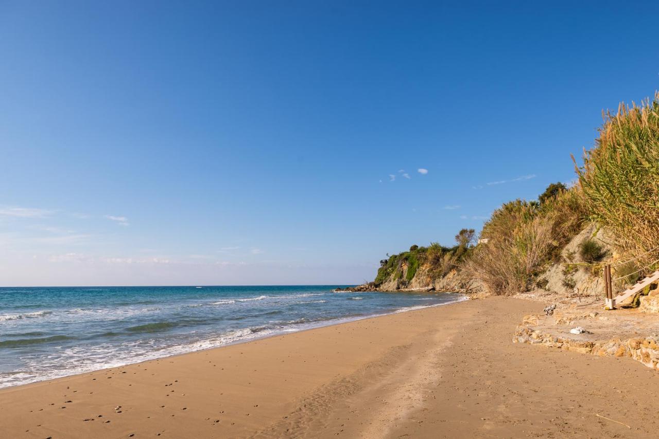 Beachfront Villa Meliti Ágios Matthaíos Exteriör bild
