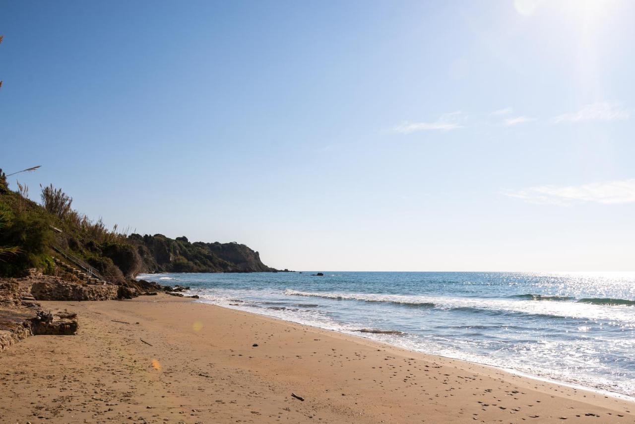 Beachfront Villa Meliti Ágios Matthaíos Exteriör bild
