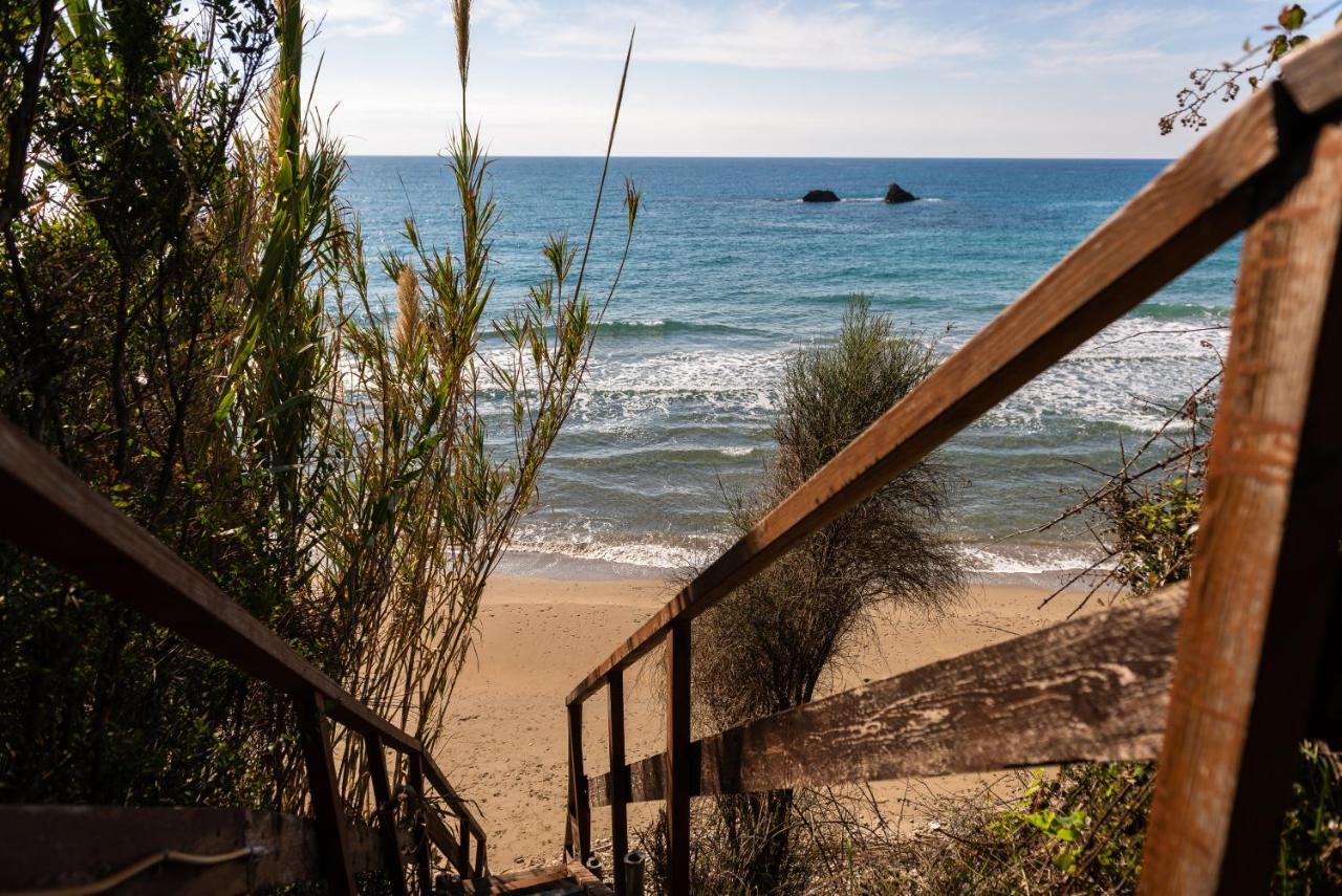 Beachfront Villa Meliti Ágios Matthaíos Exteriör bild